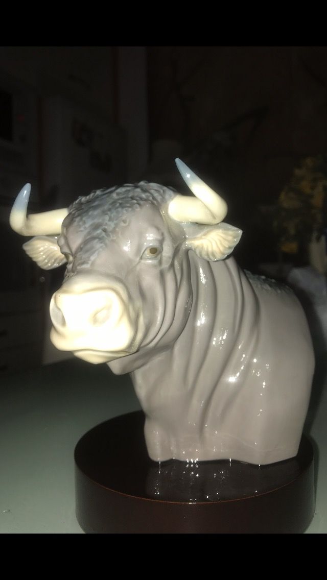 ESCULTURA DE TORO BRVO LLADRÓ