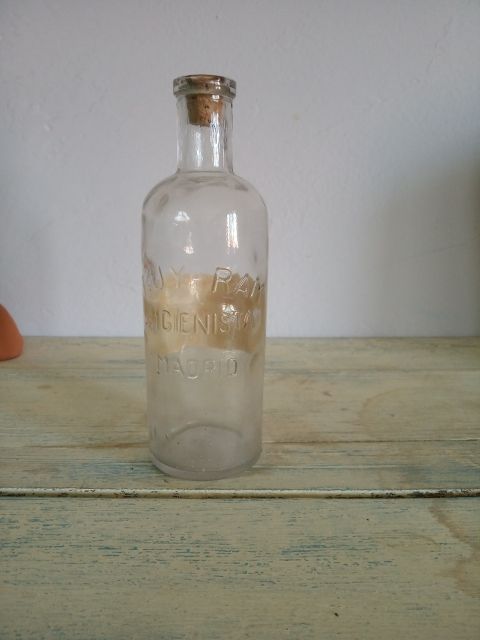 botella antigua de farmacia