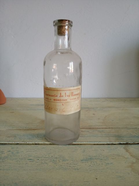 botella antigua de farmacia