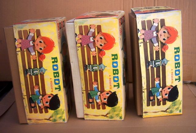 ROBOT PAYA-caja carton vacia con interior