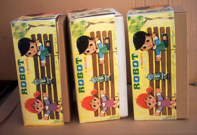 ROBOT PAYA-caja carton vacia con interior