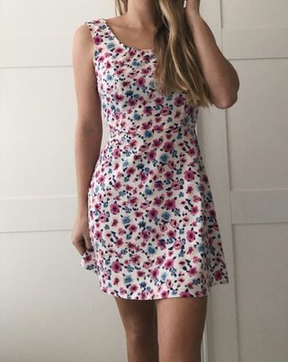 Vestido de flores Forever 21 de segunda mano por 8 EUR en Madrid en WALLAPOP