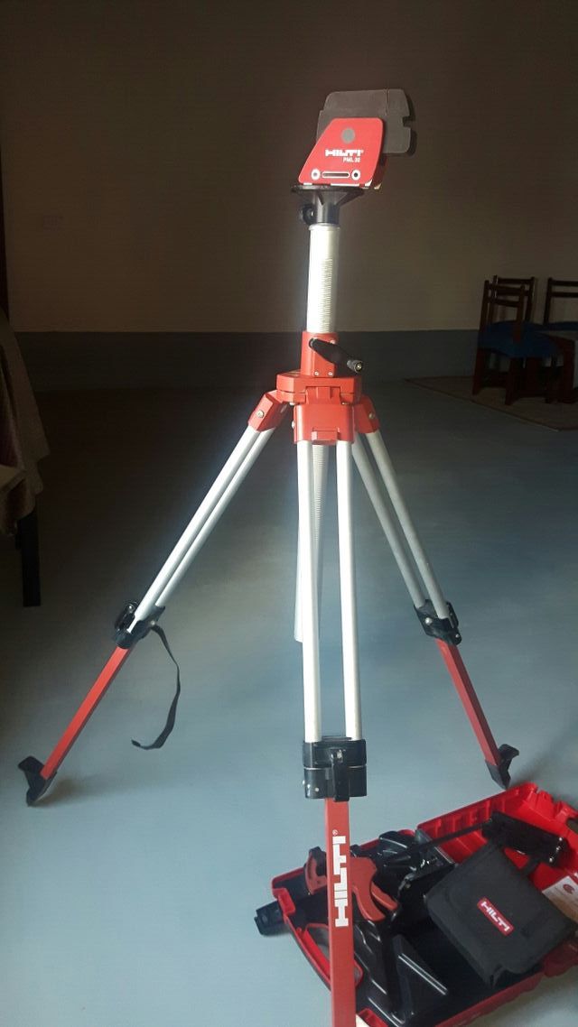 NIVELADOR LÁSER HILTI PML 32 Y TRÍPODE PA 921 de segunda mano por 450 € en Madrid en WALLAPOP