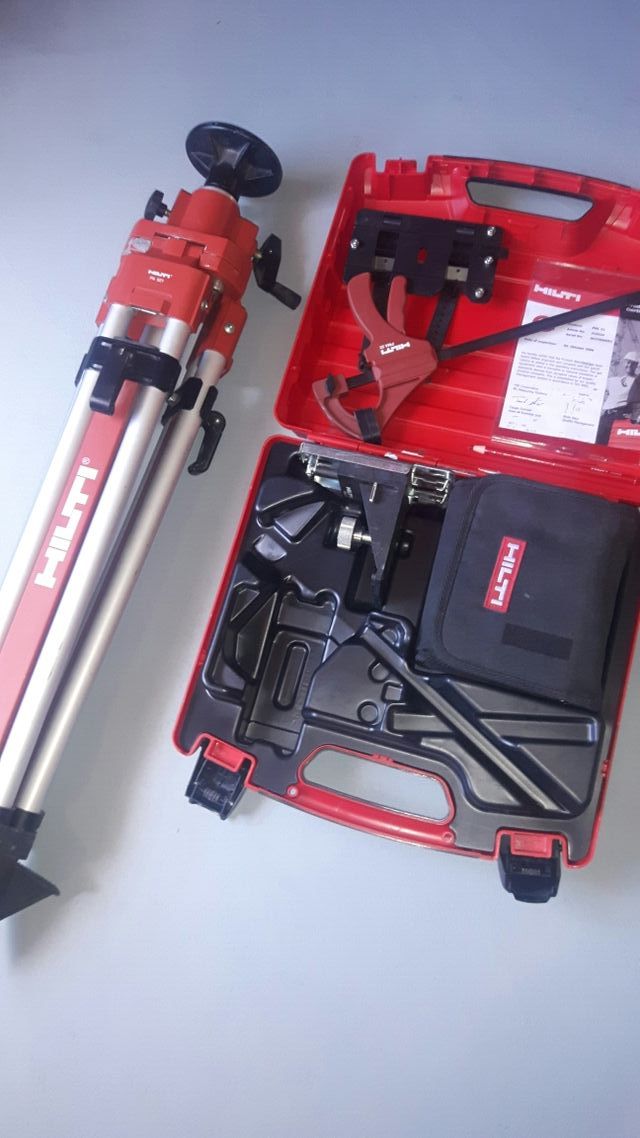 NIVELADOR LÁSER HILTI PML 32 Y TRÍPODE PA 921 de segunda mano por 450 € en Madrid en WALLAPOP