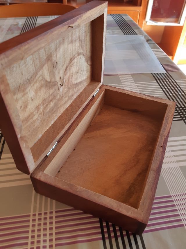 cajita tallada a mano con incrustaciones de elefan