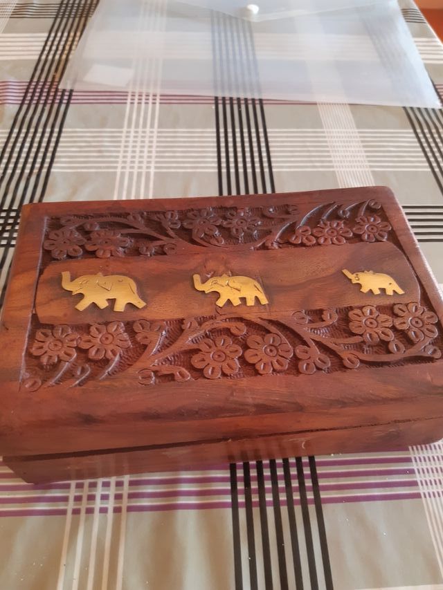 cajita tallada a mano con incrustaciones de elefan
