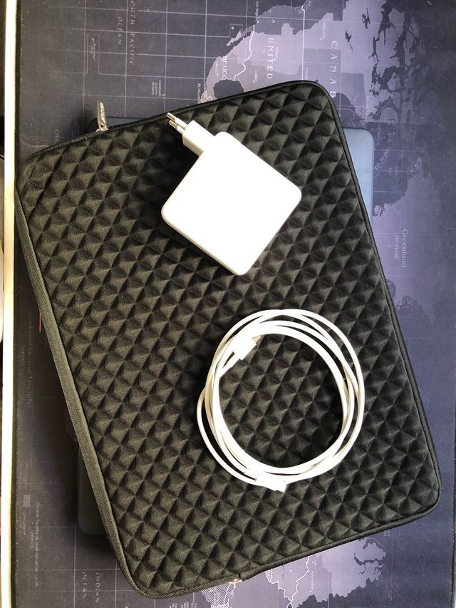 MacBook Pro i7 15"4 16Gb SDRAM graphics 630. 1500€