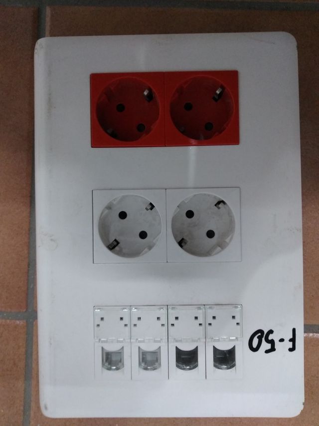 Tomás de enchufe y toma de teléfono