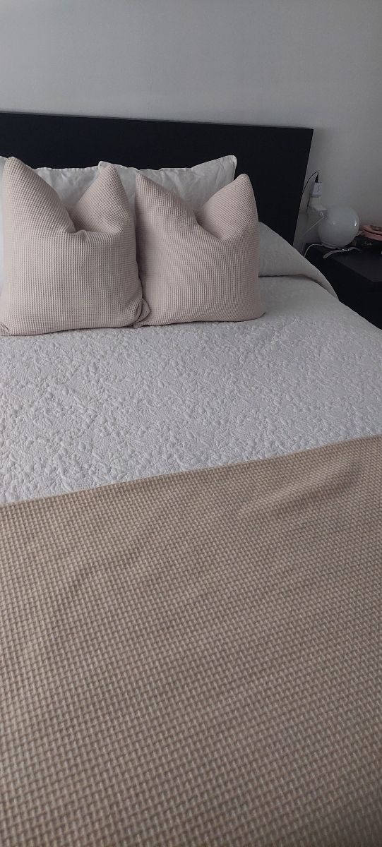cama 180 x200 y dos mesillas de noche