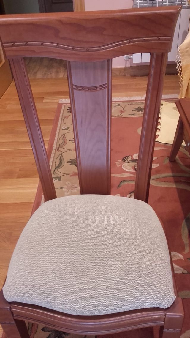 Mesa y sillas de castaño