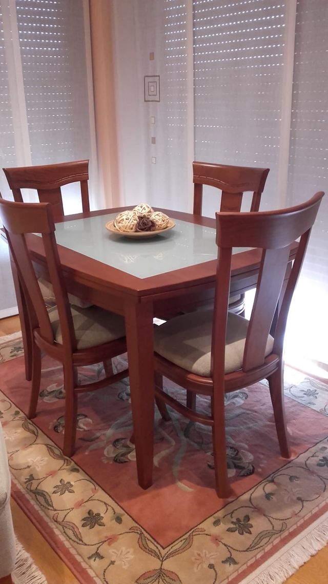 Mesa y sillas de castaño