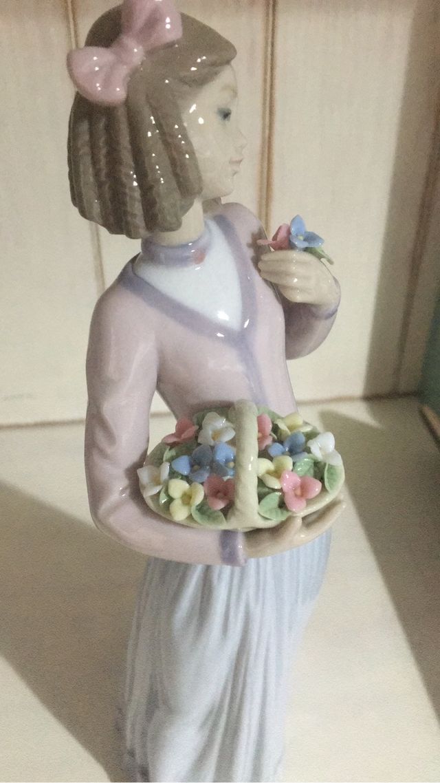 Figura Lladró mujer con cesto flores