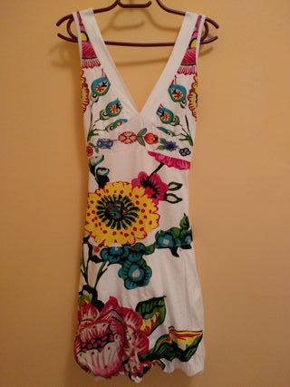 Vestido Desigual blanco de segunda mano por 10 € en La Vestido desigual tipo globo. talla M de segunda mano por 10