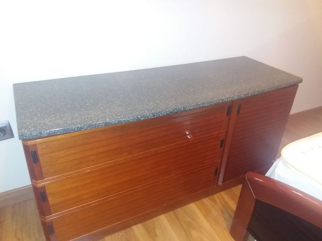 Cómoda con espejo y silla. de segunda mano por 60 € en Villarrobledo en