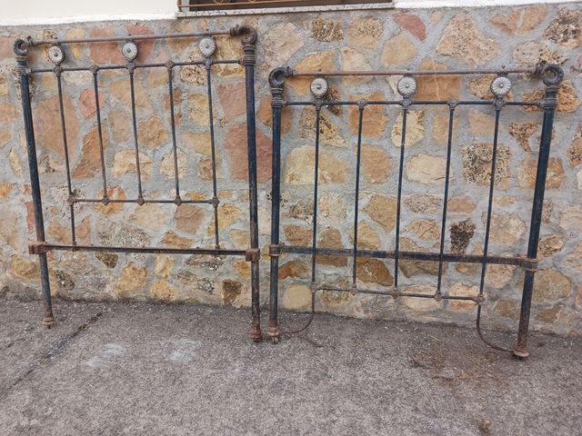 Cabecero y piecero de hierro para cama.
