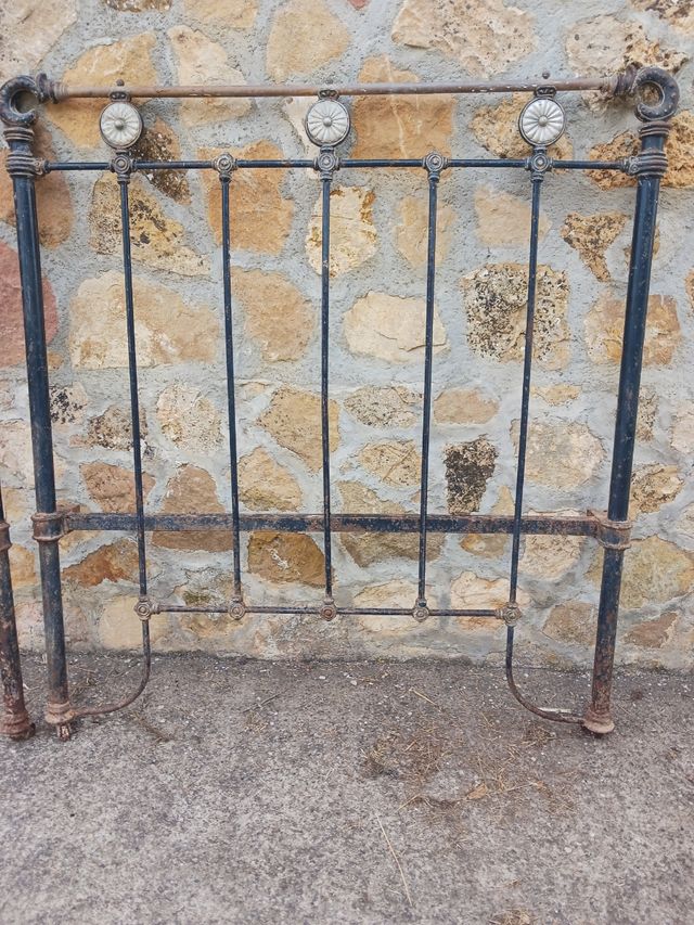 Cabecero y piecero de hierro para cama.