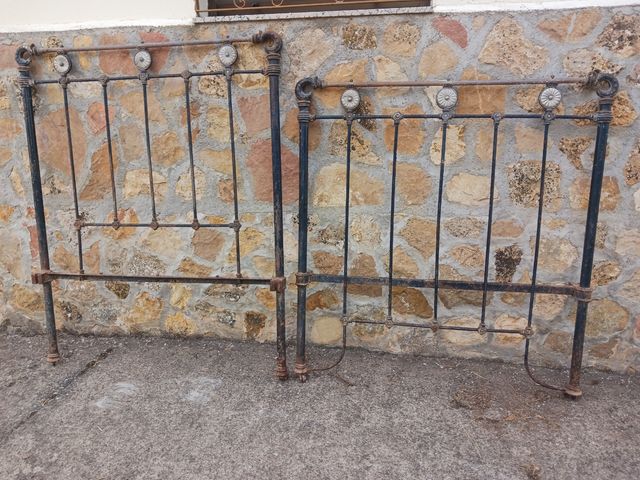 Cabecero y piecero de hierro para cama.
