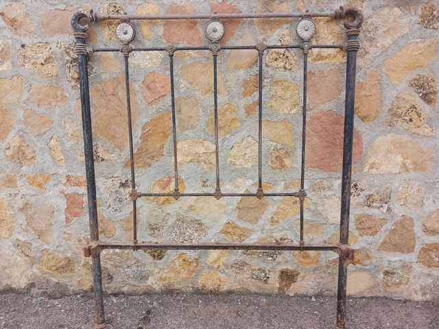 Cabecero y piecero de hierro para cama.