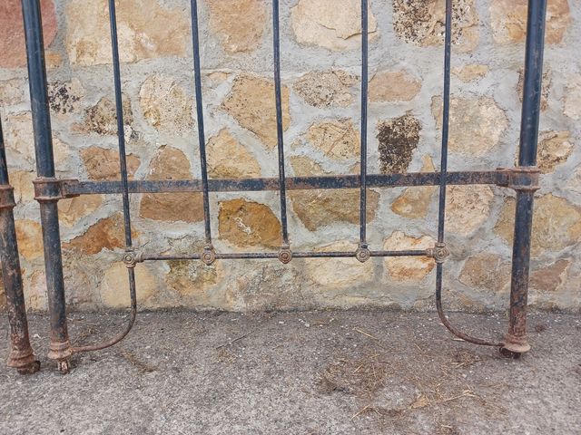 Cabecero y piecero de hierro para cama.