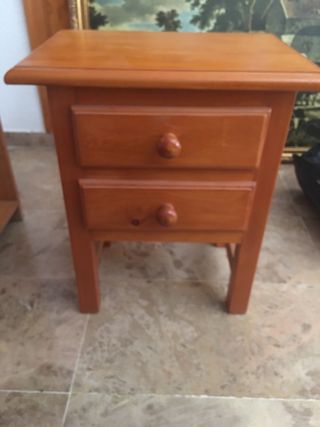 Mesita de noche madera de segunda mano por 18 € en Alhendín en WALLAPOP