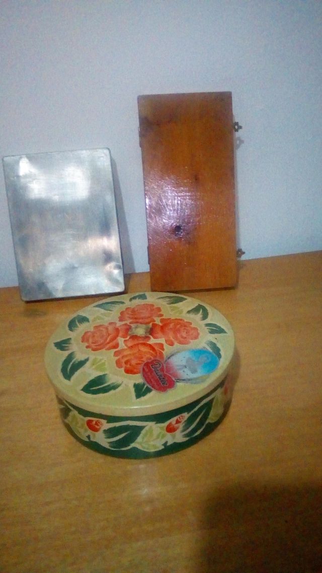 caja de madera y metal