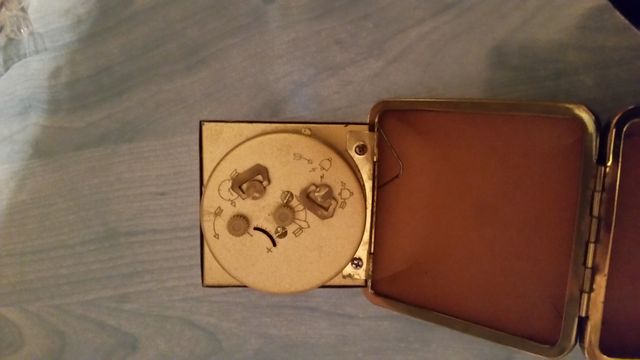 Reloj despertador plegable de carga manual