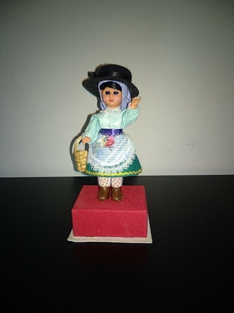 Muñeca Antigua traje regional de Portugal.