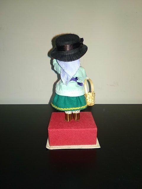 Muñeca Antigua traje regional de Portugal.