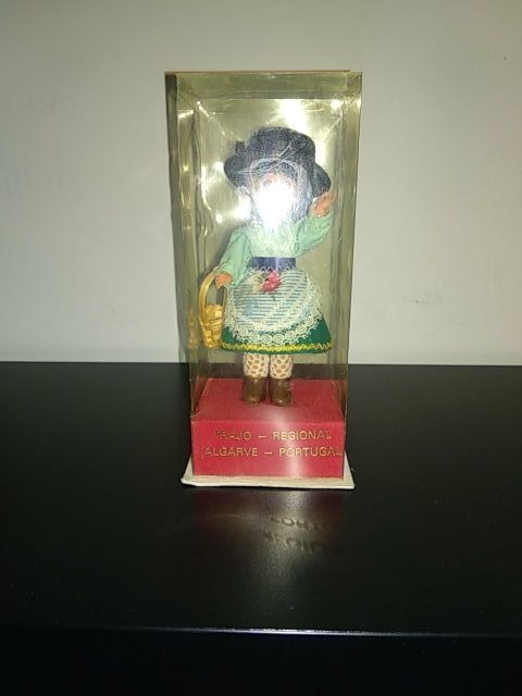 Muñeca Antigua traje regional de Portugal.