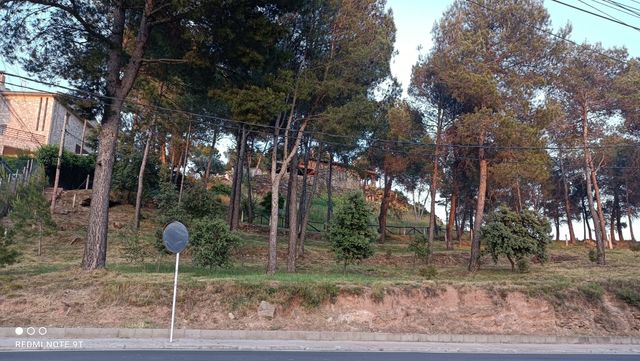 Parcela 1200 m2. Muy buena orientación.