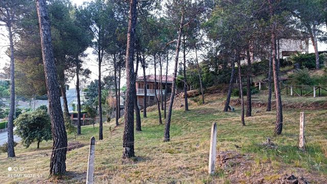 Parcela 1200 m2. Muy buena orientación.