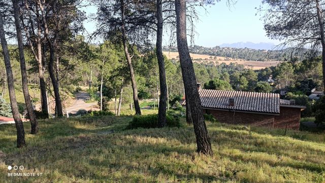 Parcela 730 m2 con vistas. Orientación sur.