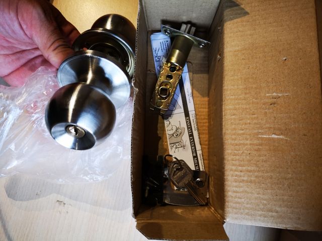 Pomo puerta con cerradura y bombin