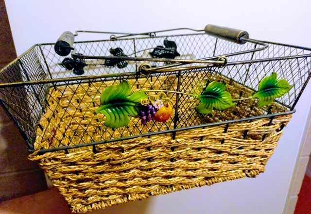 Cesta metálica y mimbre