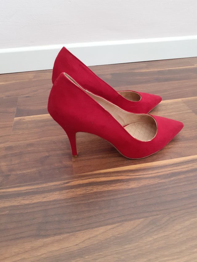 salones rojos, bershka. Talla 40