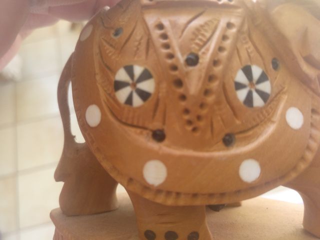 estatuilla bebe elefante madera hecha a mano