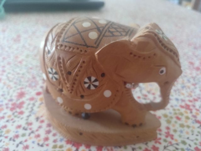 estatuilla bebe elefante madera hecha a mano