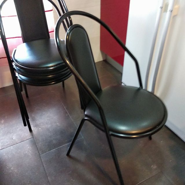 4 Sillas negras, se venden por separado