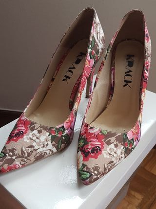 Zapatos tacón flores. de segunda mano por 15 EUR en Somo en WALLAPOP