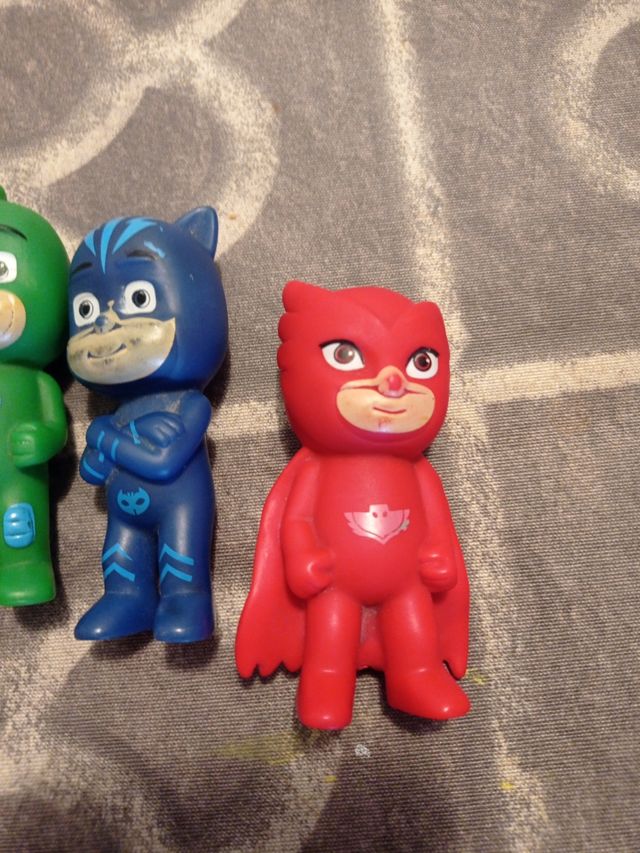 Coche y muñeco Pj maks (GATUNO)