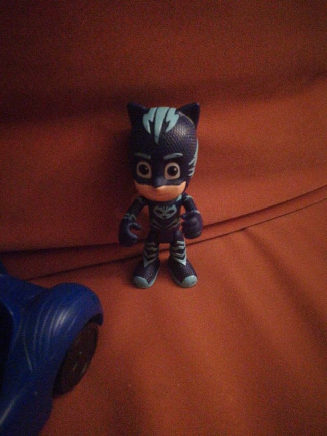 Coche y muñeco Pj maks (GATUNO)