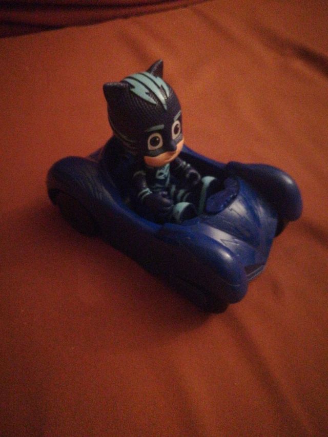 Coche y muñeco Pj maks (GATUNO)