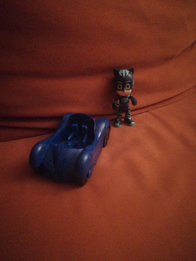 Coche y muñeco Pj maks (GATUNO)