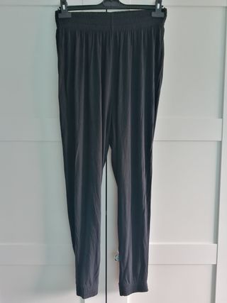 Pantalón negro flojo de segunda mano por 3 EUR en Ourense en WALLAPOP