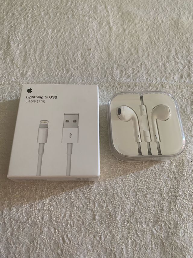 Cargador y Eardpods Apple nuevos