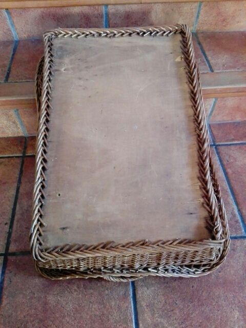 Cesta de mimbre antigua. Mide 65x48 cm