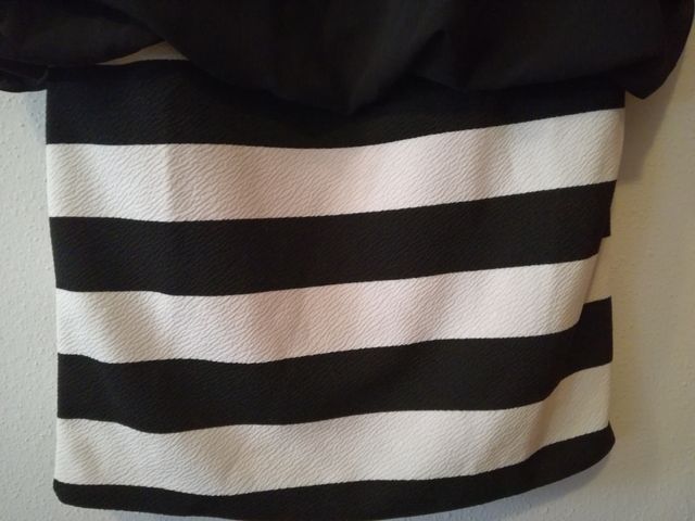 Vestido negro y rayas