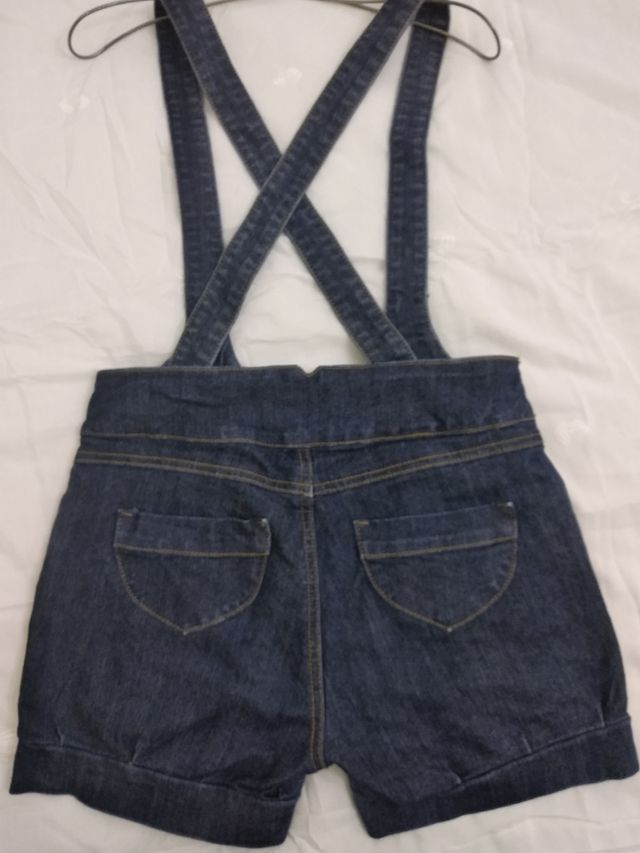 Shorts vaqueros con tirantes cruzados.T / S. 36.