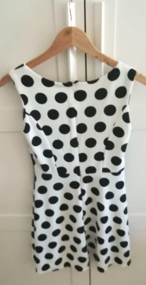 Vestido blanco de lunares