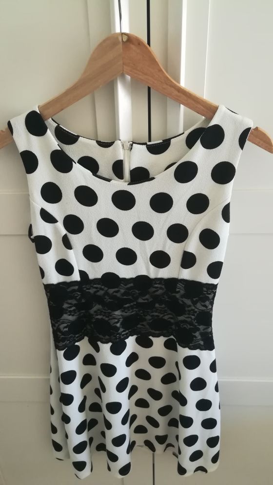 Vestido blanco de lunares